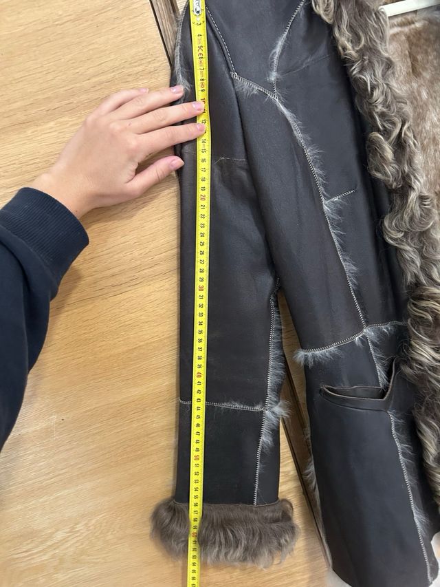 Chaqueta de cuero marrón con pelo.