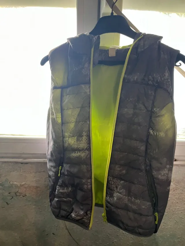 Chaleco acolchado con capucha