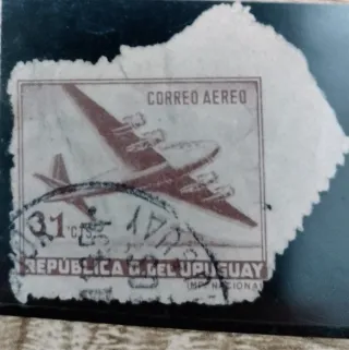 Sello Correo Aereo Uruguay Avión 31 cts.Desgarro