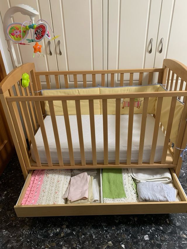 Cuna madera 130x70 + colchón nuevo + accesorios