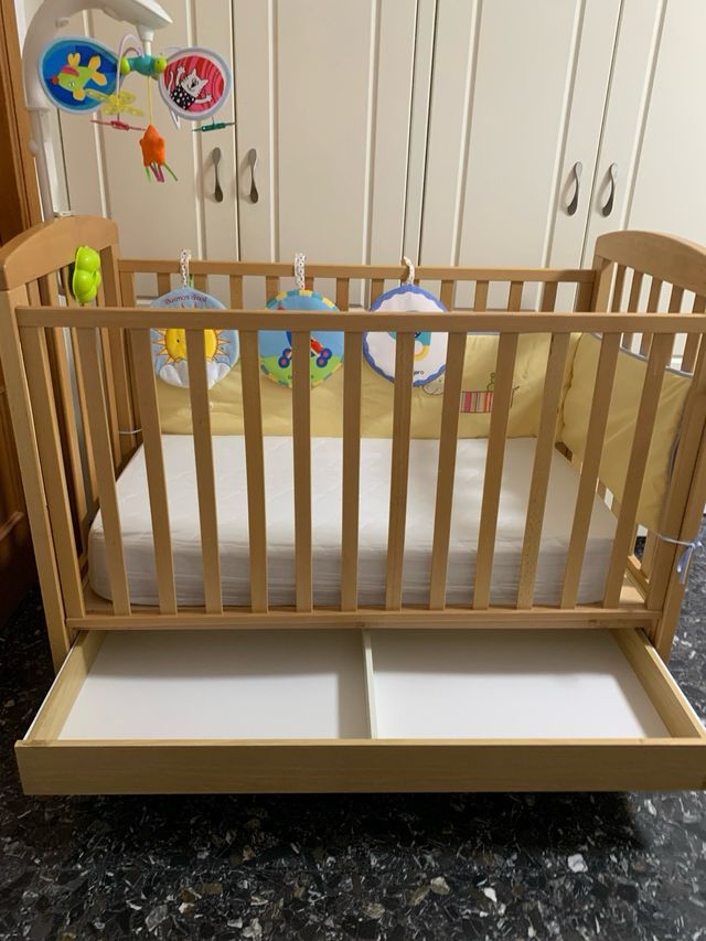 Cuna madera 130x70 + colchón nuevo + accesorios