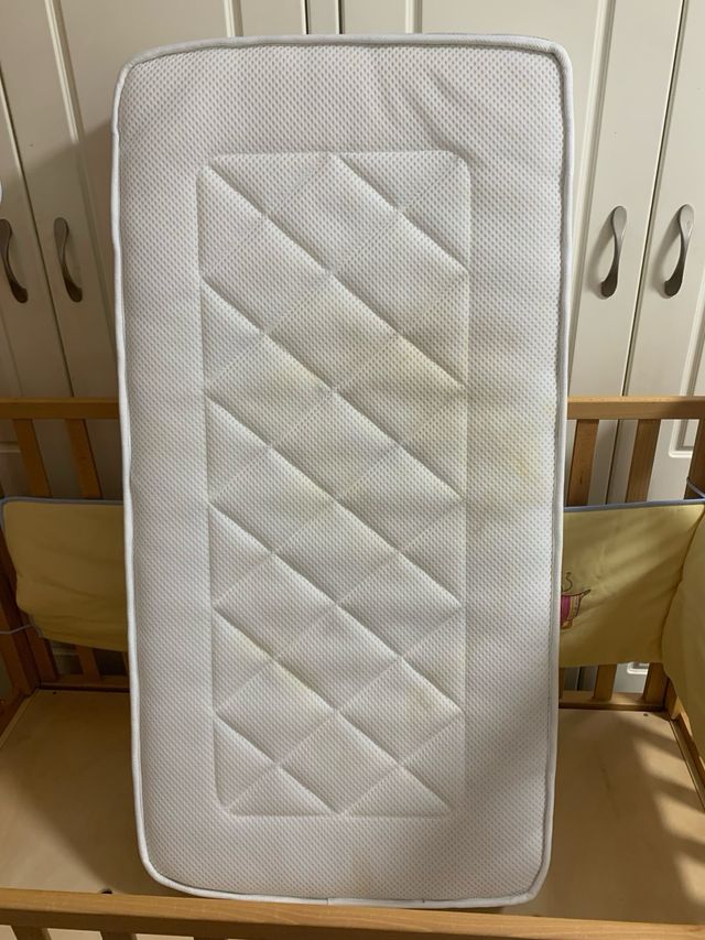 Cuna madera 130x70 + colchón nuevo + accesorios