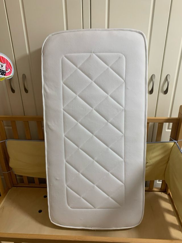 Cuna madera 130x70 + colchón nuevo + accesorios