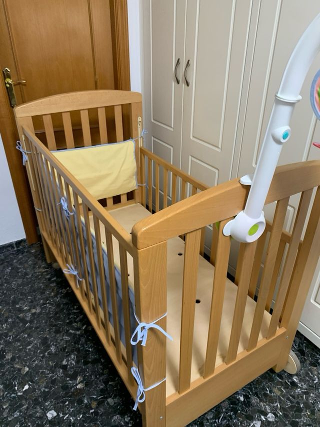 Cuna madera 130x70 + colchón nuevo + accesorios