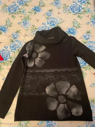 Maglia donna nera con fiori