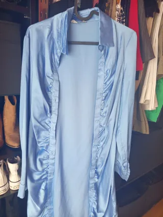Vestido satén camisero azul celeste