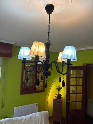 Elegante lámpara de techo con pantallas