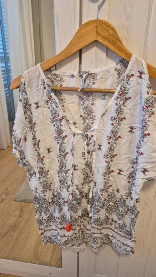 Blusa blanca con estampado floral