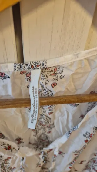 Blusa blanca con estampado floral