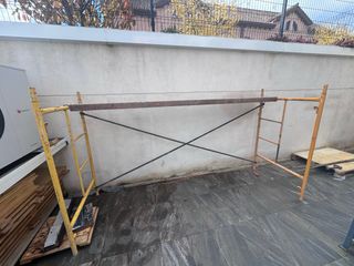 Andamio metálico amarillo