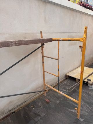 Andamio metálico amarillo