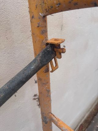 Andamio metálico amarillo