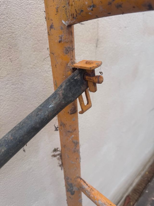 Andamio metálico amarillo