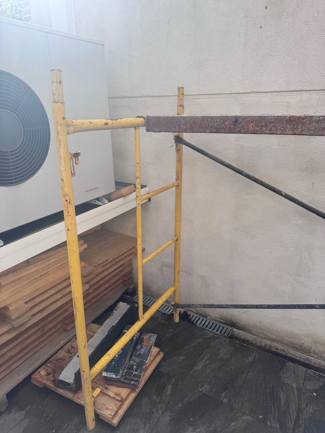 Andamio metálico amarillo