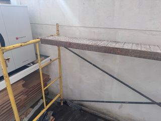 Andamio metálico amarillo