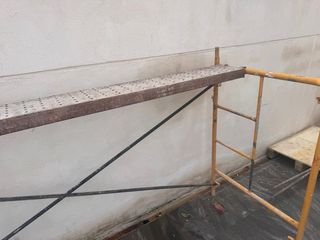 Andamio metálico amarillo