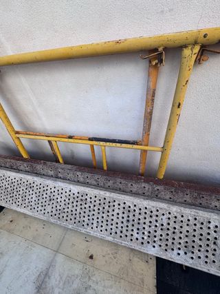 Andamio metálico amarillo
