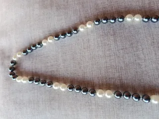 Collar de perlas grises y blancas