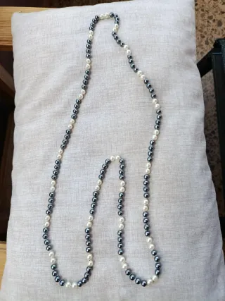 Collar de perlas grises y blancas