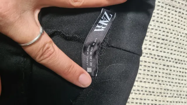 Leggings negros con botones dorados