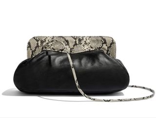 Bolso de piel negro con estampado de serpiente.