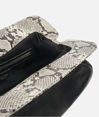 Bolso de piel negro con estampado de serpiente.