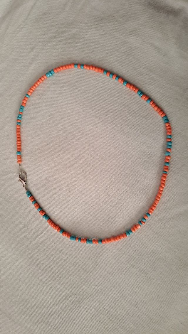 Collar artesano naranja y azul