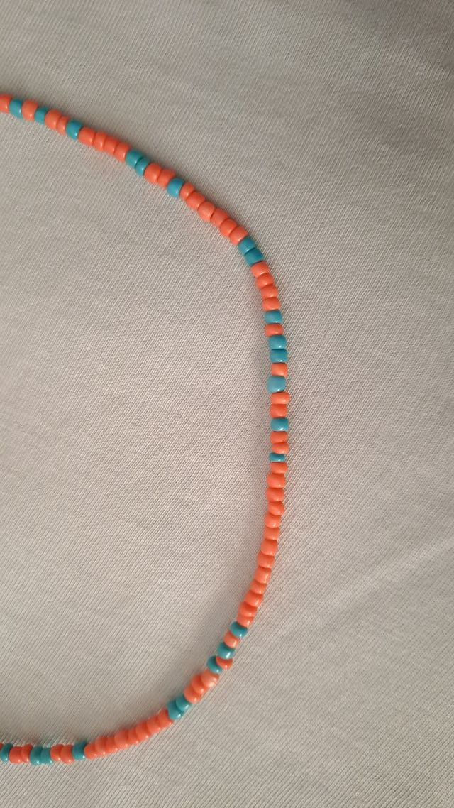 Collar artesano naranja y azul