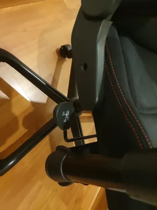 Silla Gamer Negra con Costuras Rojas