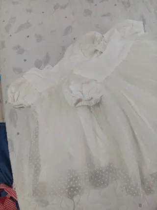 2 Vestido de bebé blanco con tul de lunares..