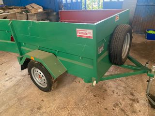 Remolque verde con rueda de repuesto