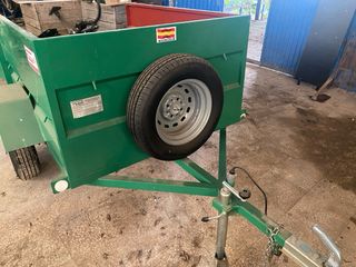 Remolque verde con rueda de repuesto