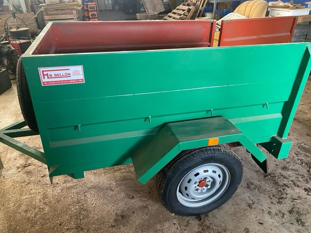 Remolque verde con rueda de repuesto