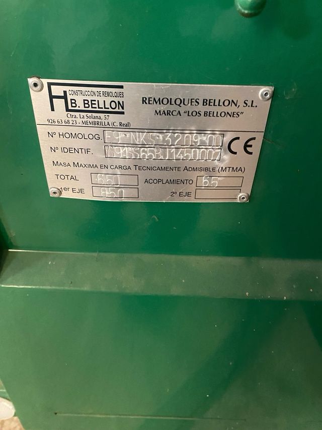 Remolque verde con rueda de repuesto