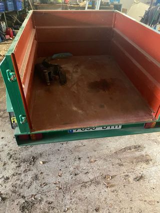 Remolque verde con rueda de repuesto