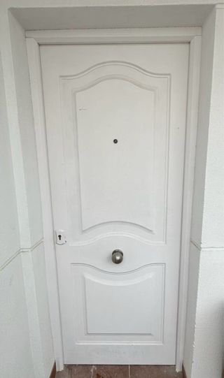 Puerta de calle blanca