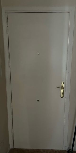 Puerta de calle blanca