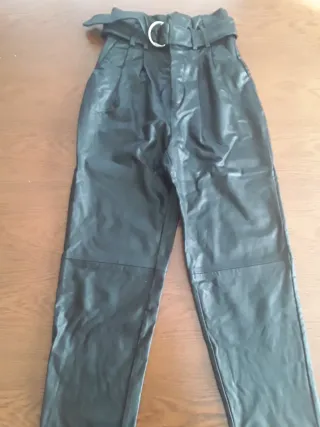 Pantalón negro Stradivarius
