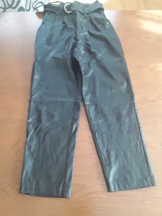 Pantalón negro Stradivarius