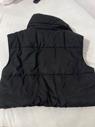 Chaleco negro corto acolchado