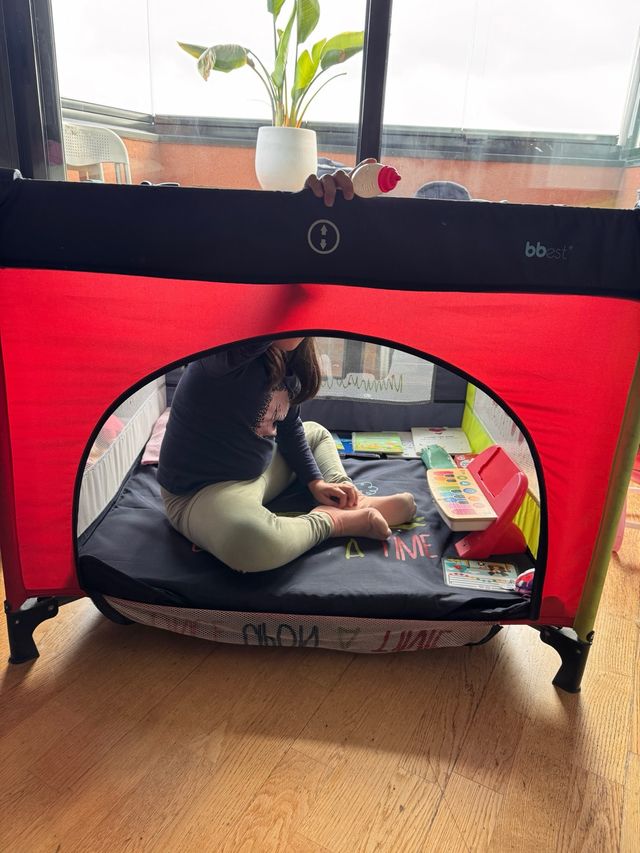 Parque infantil cuadrado de diseño, hasta 4 años