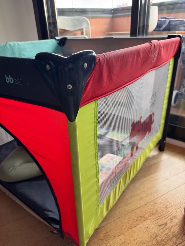 Parque infantil cuadrado de diseño, hasta 4 años