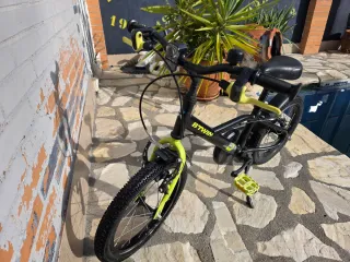 Bicicleta Infantil BTwin Dark Hero 500. 3 a 6 años
