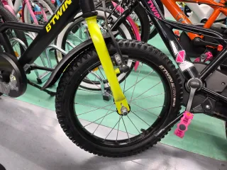 Bicicleta Infantil BTwin Dark Hero 500. 3 a 6 años