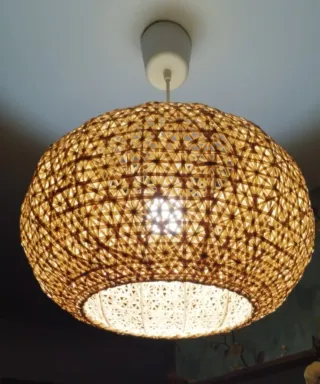 Lámpara colgante de rafia tejida