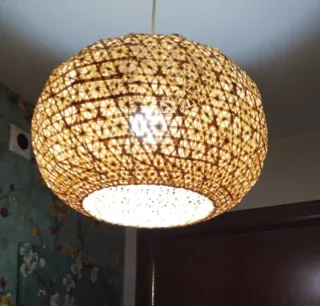 Lámpara colgante de rafia tejida