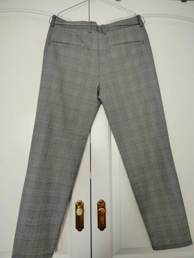 Pantalón de cuadros gris y blanco