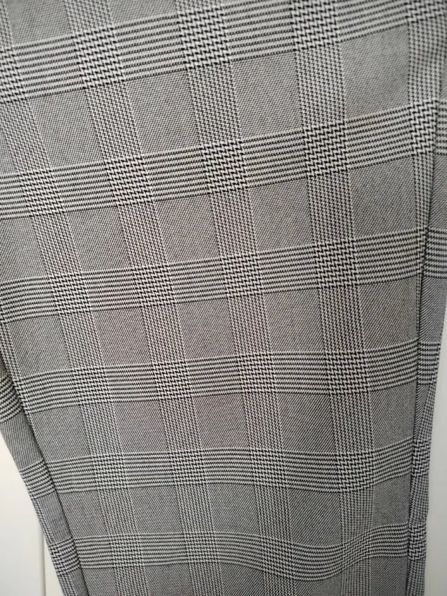 Pantalón de cuadros gris y blanco