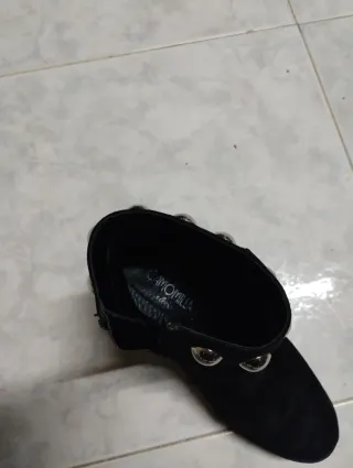 Stivaletti neri con borchie