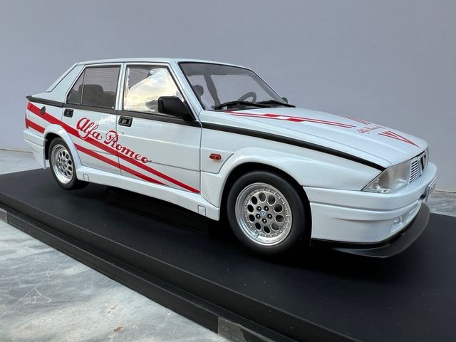 Alfa Romeo 75 Evoluzione 1987 Bianca 1:18 MCG